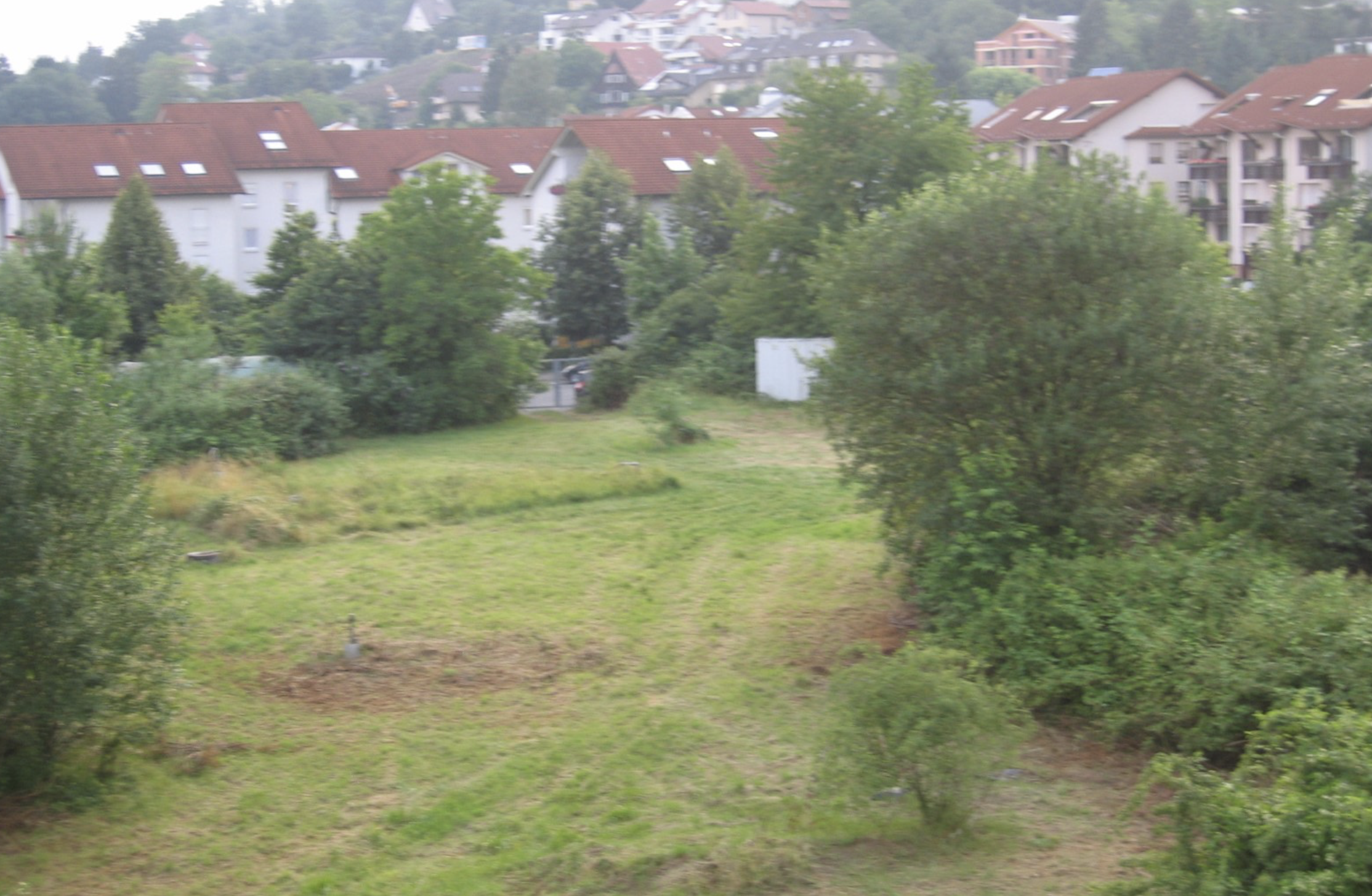 Fahrländer Gelände 2006 in Maihälden - Verwildertes Gelände mit Technik und Probenentnahmestellen